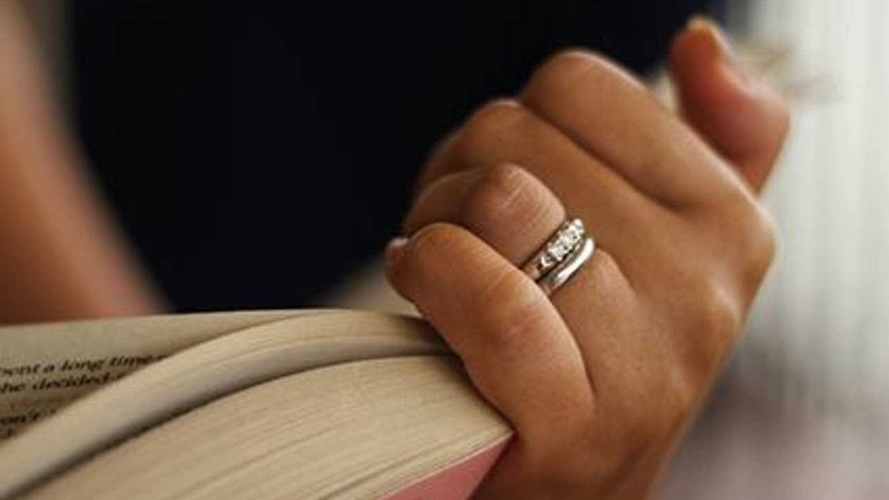На каком пальце носят помолвочное кольцо?
