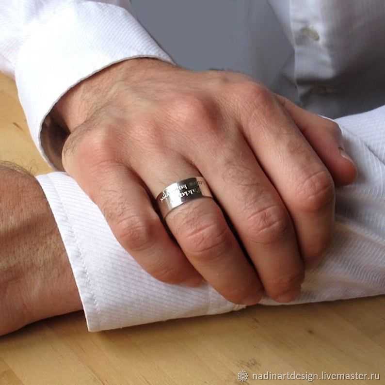 Мужской перстень с рубином – богатое украшение, которое оценит далеко не каждый В чем особенность такого аксессуара   Как правильно сочетать одежду и золотые украшения для мужчин