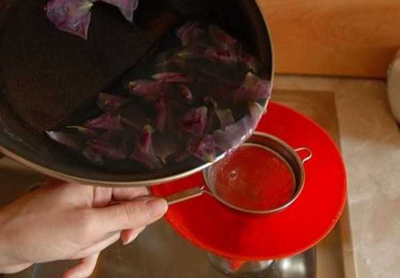 Масло из лепестков роз: для чего подходит, как готовится дома