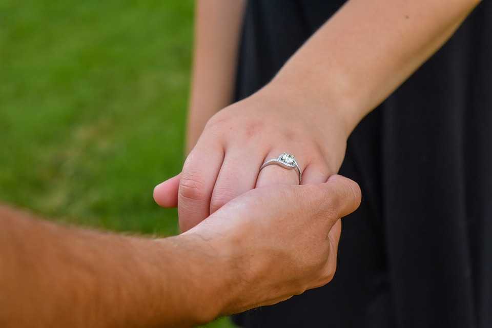 Какое кольцо дарят, когда делают предложение руки и сердца?