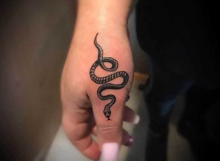 Тату змея — древний символ бесконечности в мире татуировок