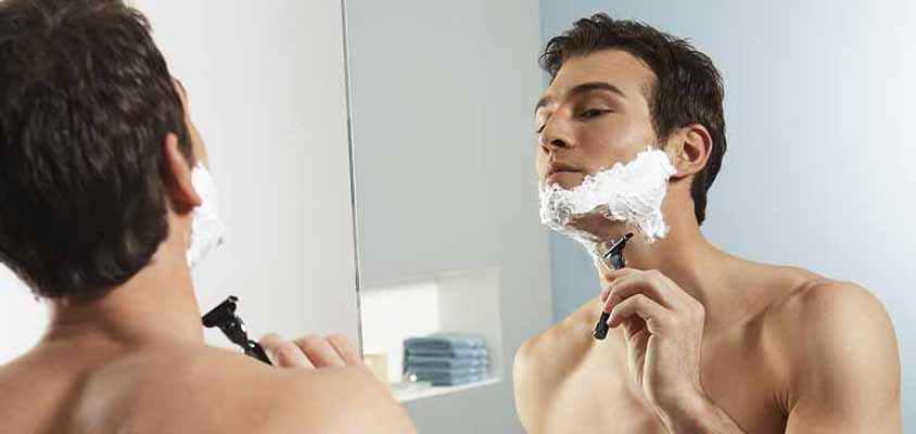 Как правильно бриться мужчине: проверенные советы и правила
