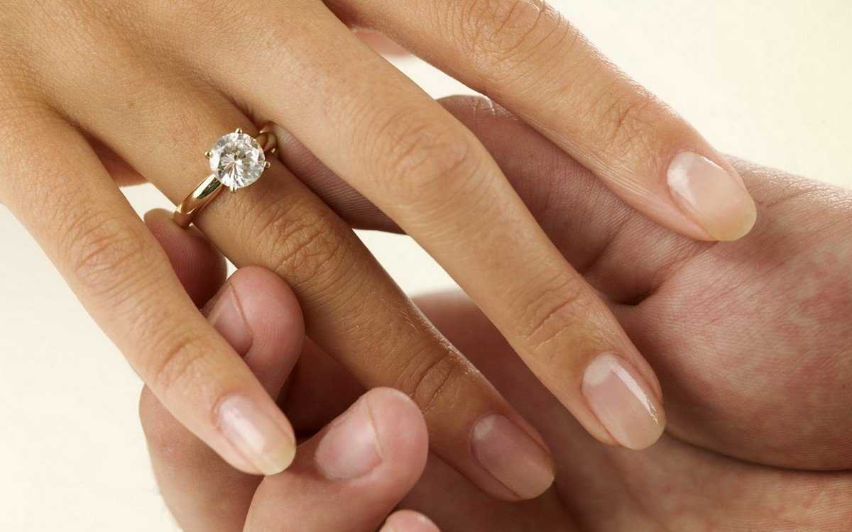 Известно ли невесте, на каком пальце носят помолвочное кольцо?