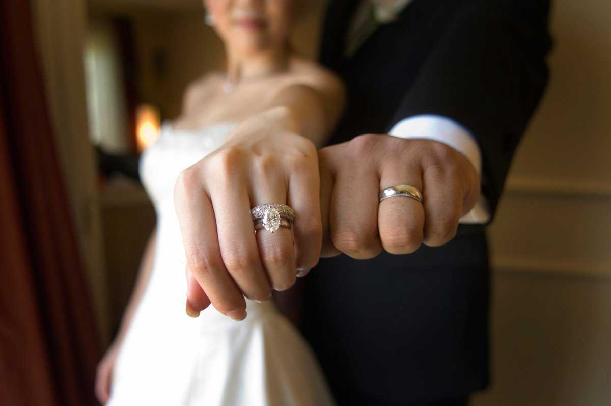 Обручальные кольца из белого золота парные, свадебные и помолвочные кольца из белого золота с бриллиантом