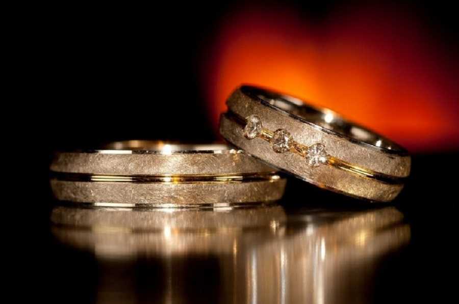 Кто покупает кольца на свадьбу: традиции и суеверия