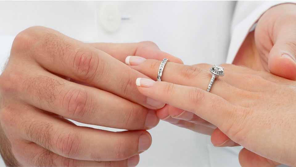 Какое кольцо дарят девушке, когда делают предложение выйти замуж? на какую руку и какой палец одевают кольцо девушке при предложении руки и сердца? самые красивые кольца для предложения руки и сердца: фото