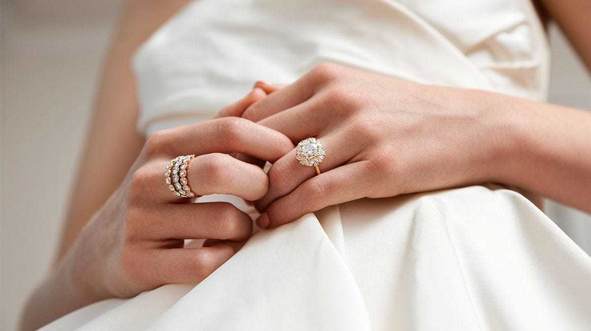 На какой руке носят обручальное кольцо: обычаи и традиции