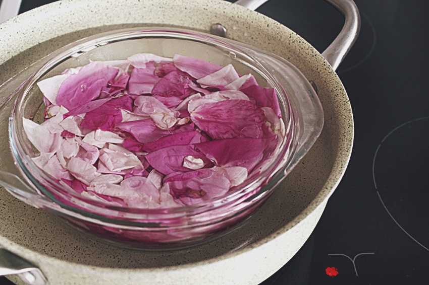 Приготовить розовую воду очень просто в домашних условиях Какие лучше использовать цветы Как правильно хранить получившееся косметическое средство Какие существуют способы приготовления розовой воды