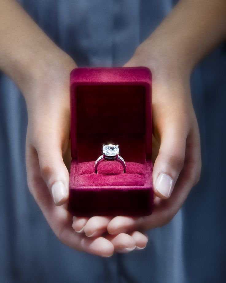 О том, какое кольцо дарят, когда делают предложение девушке, и как выбрать украшение