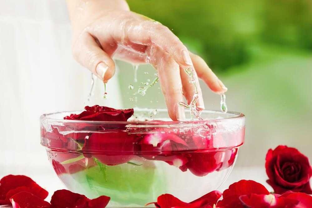 Что можно сделать из лепестков роз: добавить в ванну, розовая соль, эфирное масло, настой, лосьон, натуральный освежитель для воздуха, саше для ароматизации белья