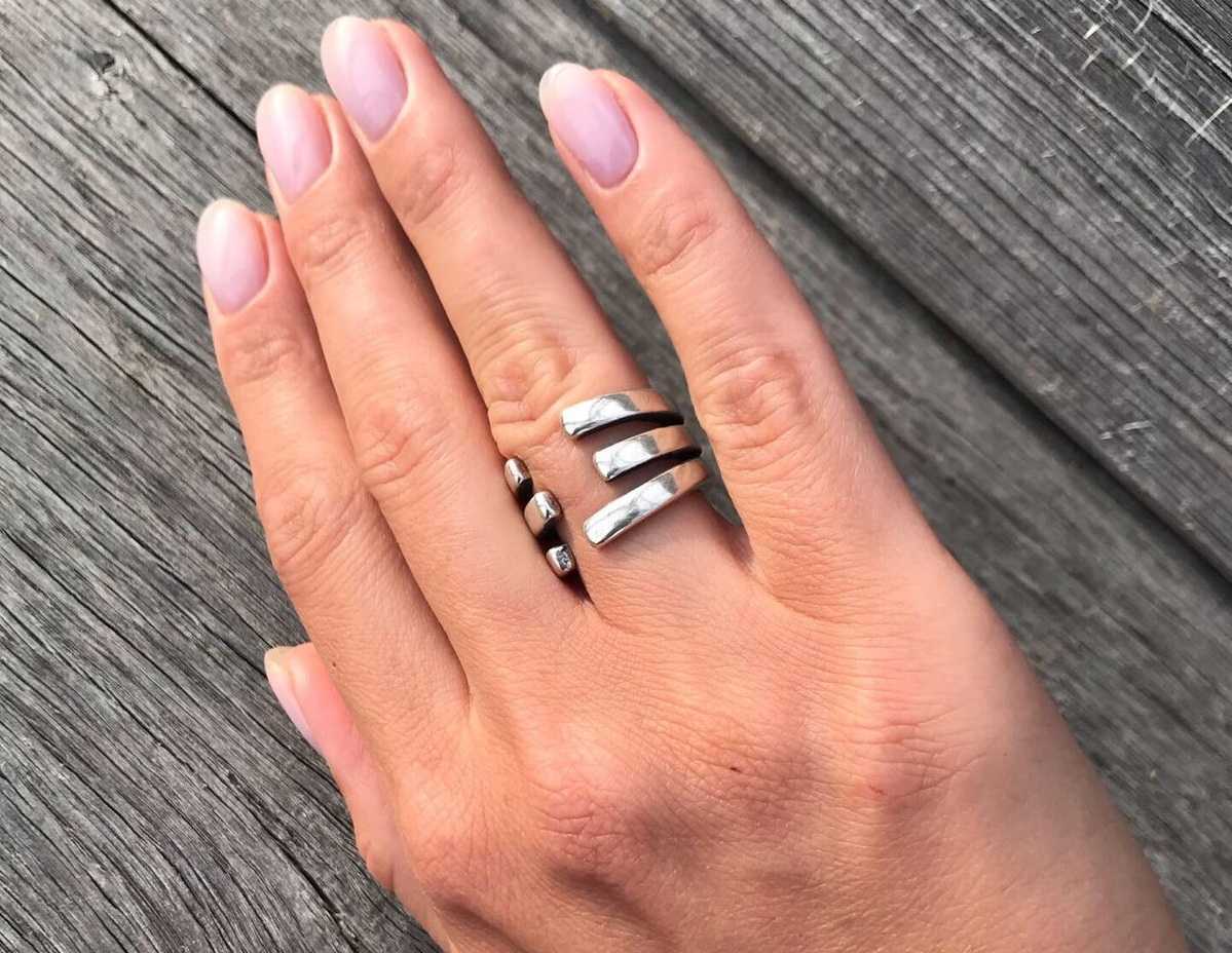 Двойное кольцо – это необычный аксессуар в неформальном стиле Как подобрать украшение с цепочкой на один или два пальца Кому подойдут подобные аксессуары и как их правильно носить