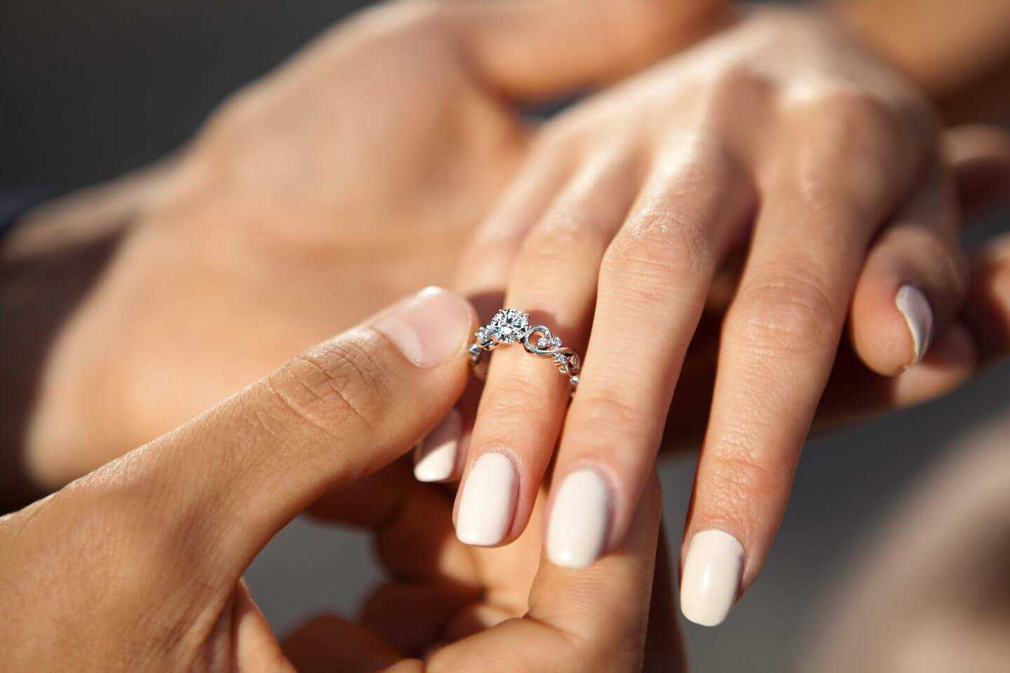 Как выбрать помолвочное кольцо, чтобы она точно ответила: «да!»