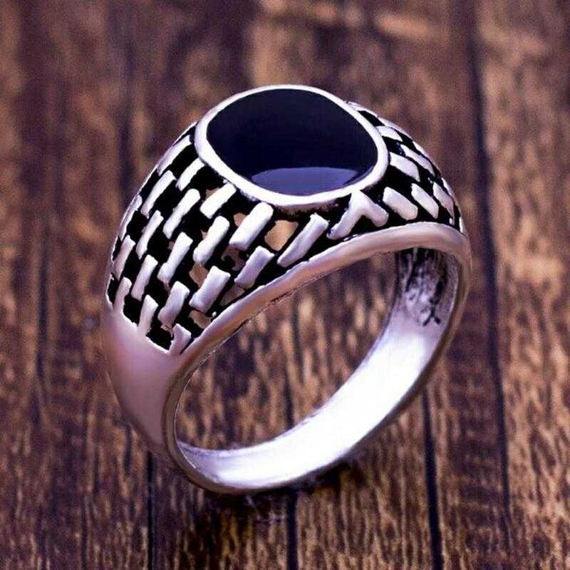 На каком пальце носить кольцо, что означают украшения для женщины и мужчины