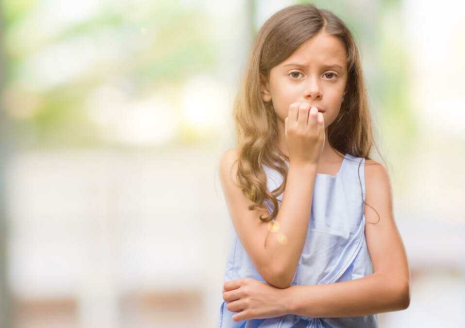 Ребенок грызет ногти – что делать:  почему дети грызут ногти и как отучить?