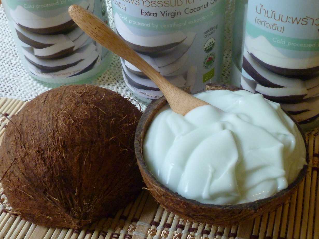 Кокосовое масло для волос — одно из самых полезных для роста и объема локонов