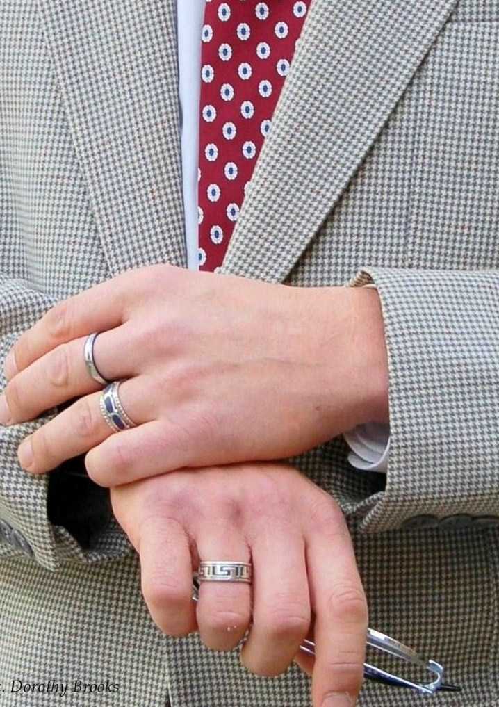 На каком пальце правильно носить кольцо: значение для женщин и мужчин