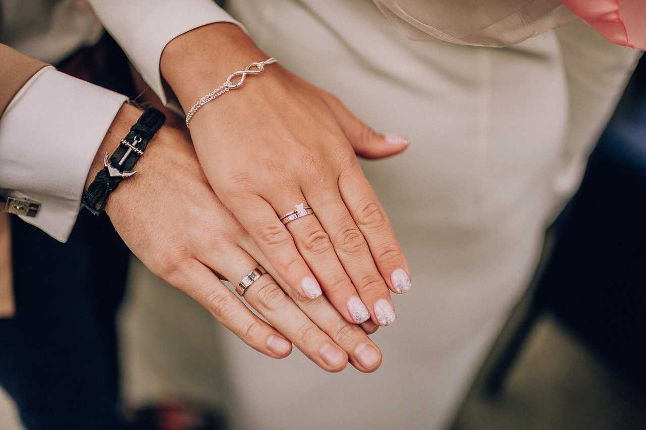 Классические обручальные кольца в [2019] еще популярны – фото простых & широких и гладких ювелирных изделий