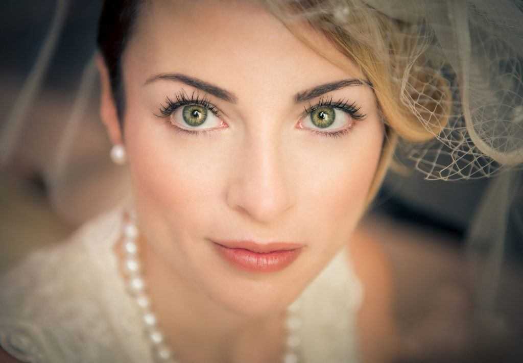 Свадебный макияж для зеленых глаз – это очень деликатное дело Make-up невесты с зелеными и серо-зелеными глазами на свадьбу требует много усилий и внимания Как создать макияж в домашних условиях и не допустить ошибок Что советуют визажисты