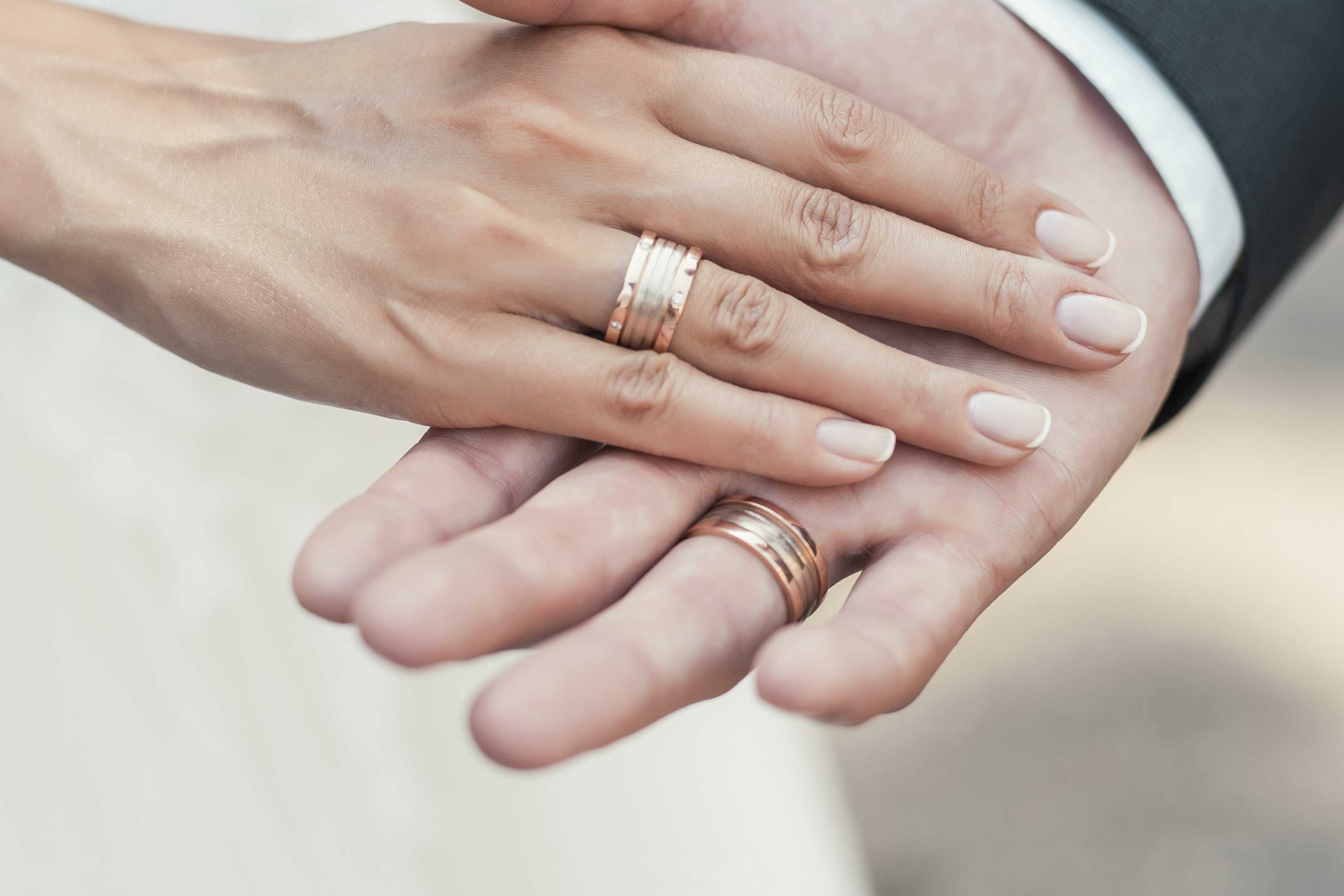 Как мужчине выбрать обручальный перстень или кольцо-печатку: полезные советы