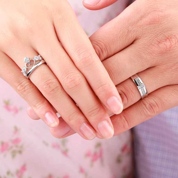 На каком пальце носят помолвочное кольцо: особенности