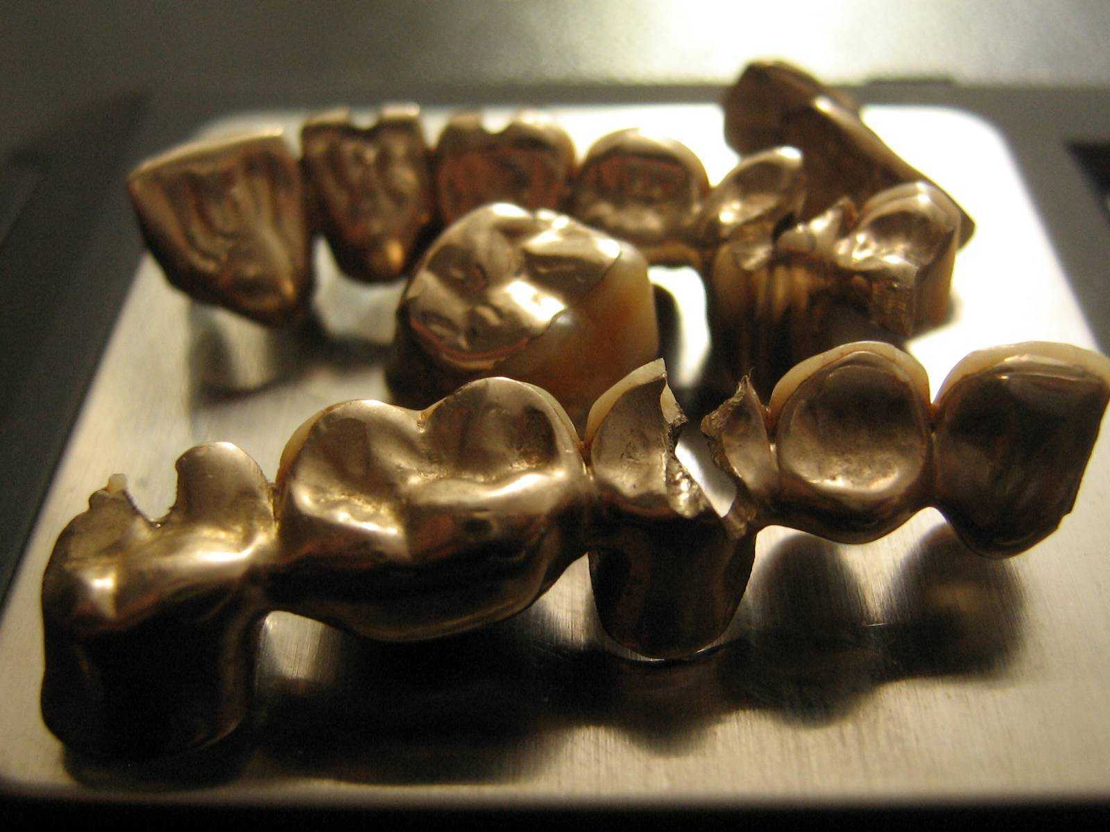 Медицинское золото: свойства материала, применение, как ухаживать за ювелирными изделиями из сплава