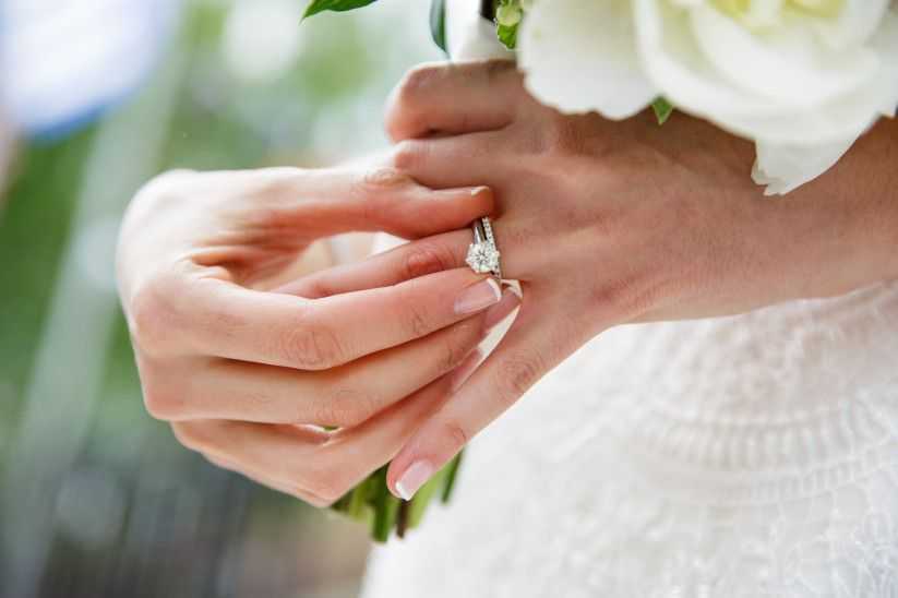Мужские обручальные кольца в новом сезоне имеют различные модели Какими достоинствами обладают широкие украшения из платины В каких случаях и почему мужчины не носят кольцо после свадьбы