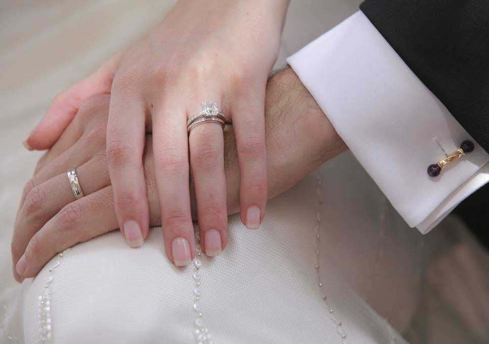 Кириллица  | зачем вдовы носят обручальные кольца на левой руке