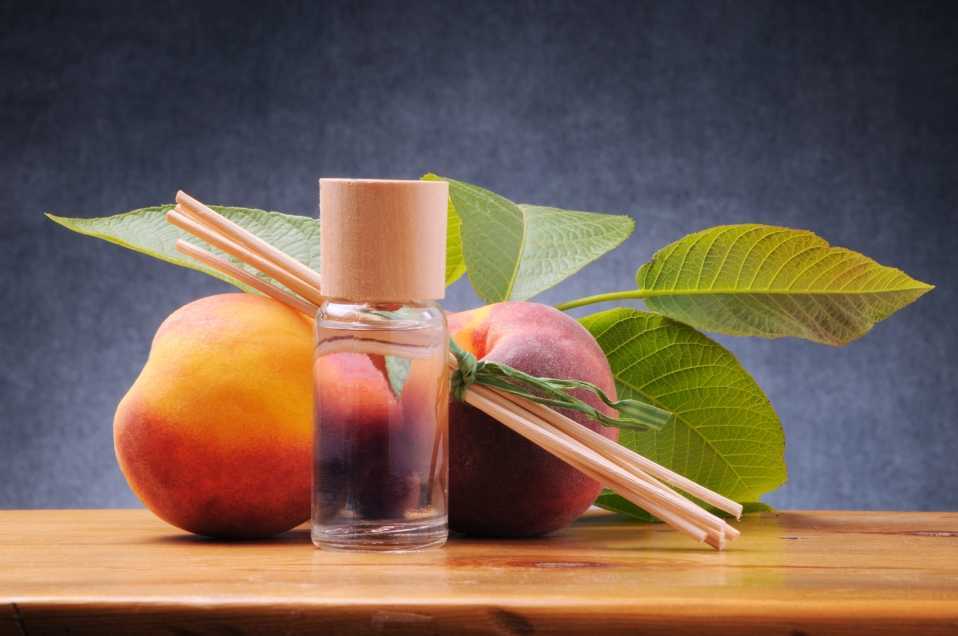 Персиковое масло - состав, инструкция для лечения насморка, горла, волос и кожи лица