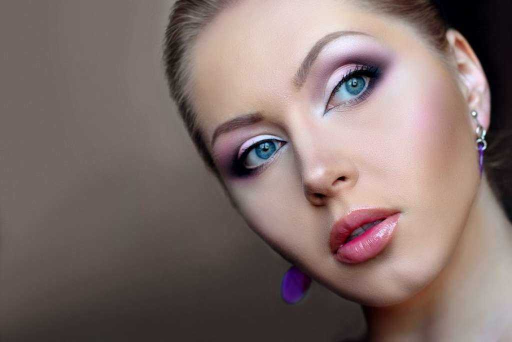 Создать правильный макияж для темных волос и голубых глаз могут далеко не все Как лучше сделать make up для голубоглазых брюнеток Какие полезные советы дают специалисты Какие образы считаются самыми удачными