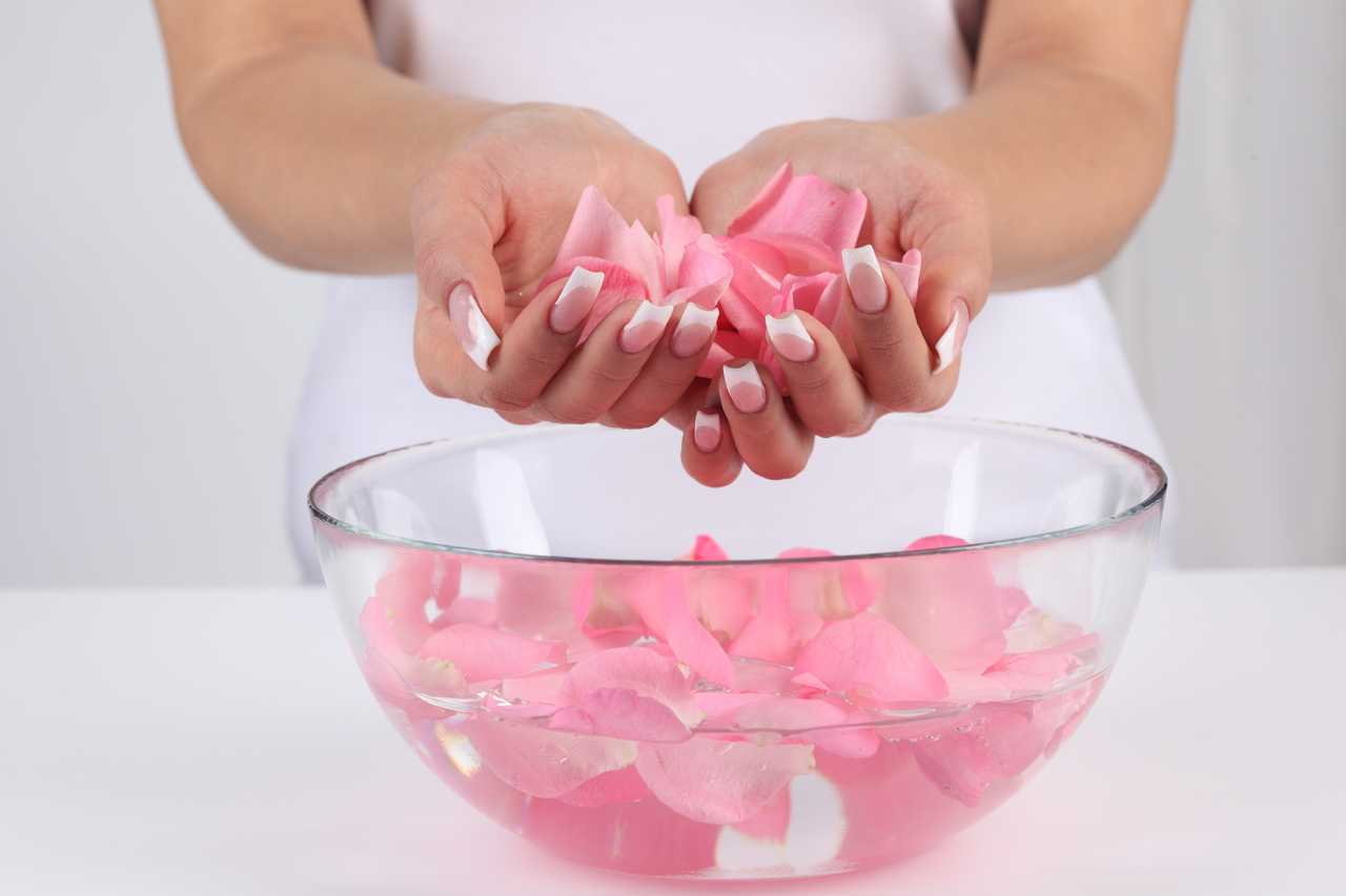 Маски для лица из лепестков роз: 11 рецептов розовых масок. отзывы | блог о красоте и здоровье